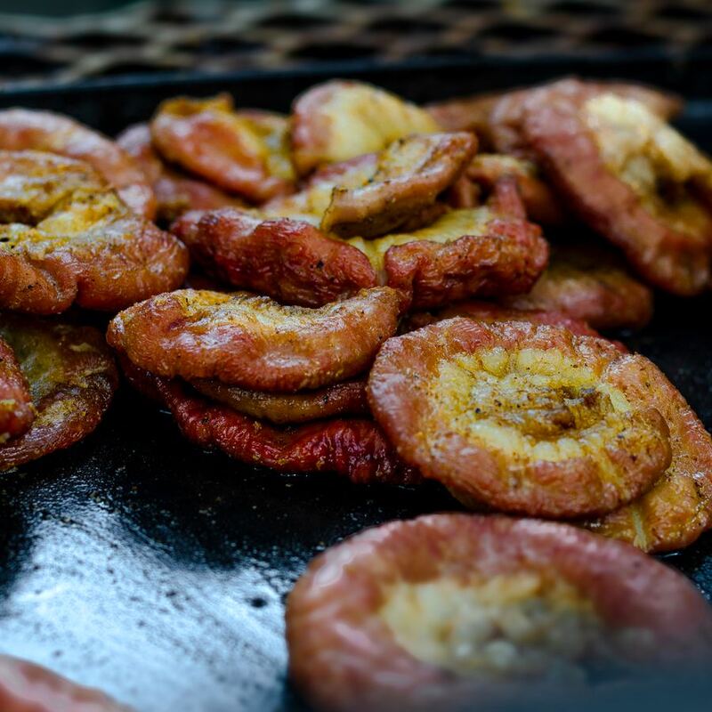 Tostones de yuca y guacamole