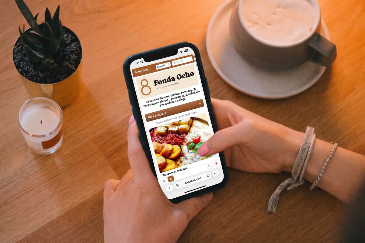 Carta digital de un restaurante panameño abierta en el celular, sobre la mesa